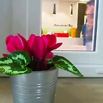 A Due Passi Dal Mare Guest house