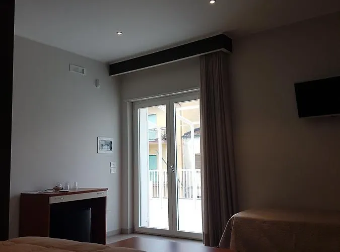 招待所 A Due Passi Dal Mare 马里纳斯基亚沃尼亚